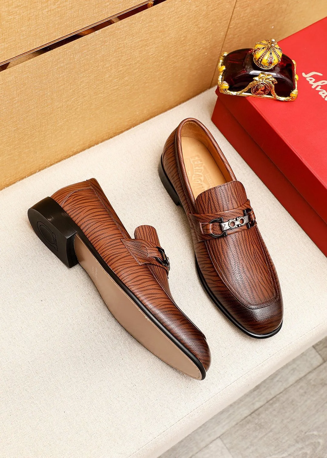 Men's shoes 💰462 💐 Product trademark: Ferragamo "Ferragamo" casual leather shoes Regular size: 38-44 (45.46.47🉑️Customized) Product materials: Selected imported calfskin upper + classic hardware buckle, imported water-dyed cow leather lining. Strong three-dimensional visual effect, original outsole color: 1⃣️color optional